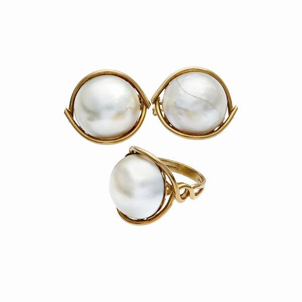 Paio di orecchini e anello in oro giallo e perle mabè