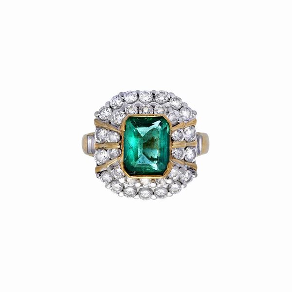 Ring in yellow gold, white gold, diamonds and emerald