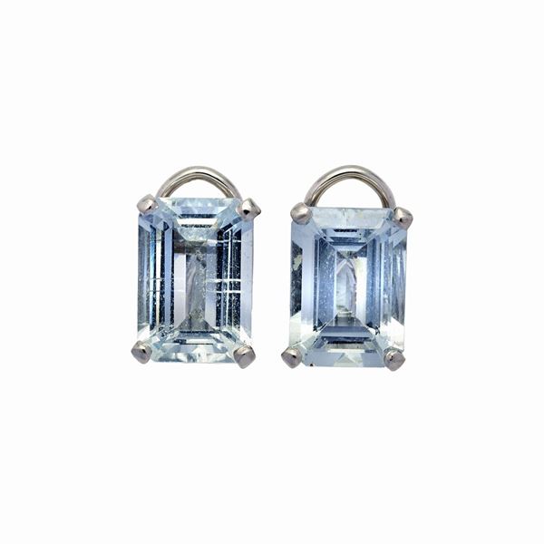Pair of earrings in white gold and aquamarine
