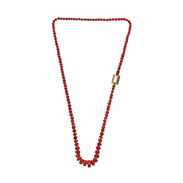 Necklace in yellow gold and red coral