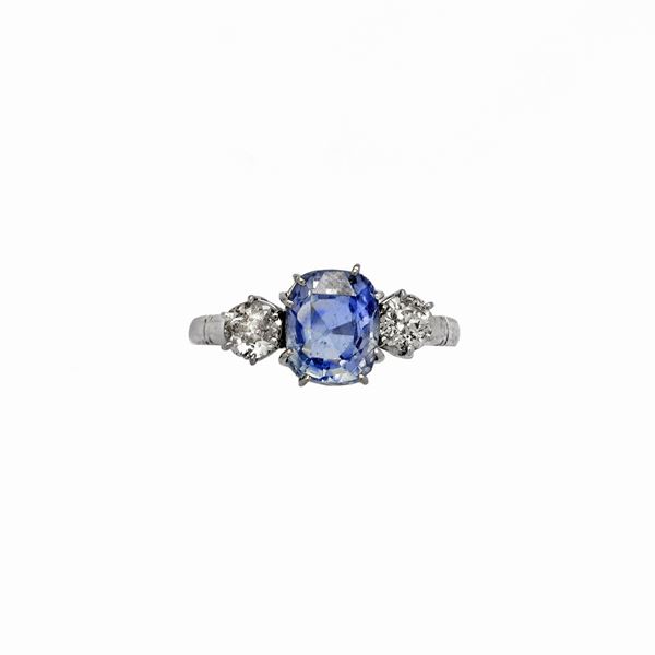 Anello in oro bianco, zaffiro e diamanti