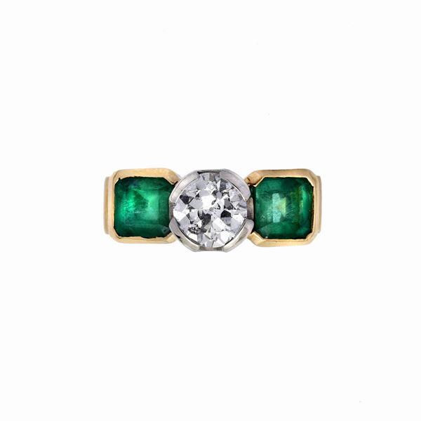 Ring in yellow gold, diamonds and emerald