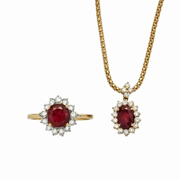 Pendente ed anello in oro giallo, diamanti e rubini