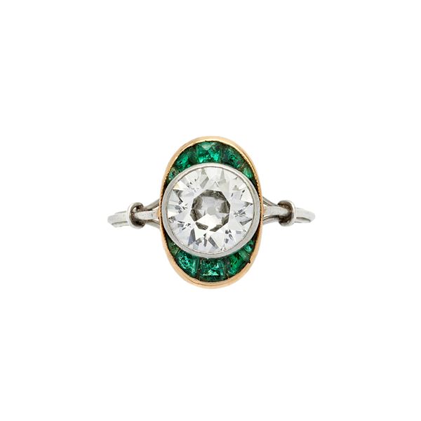 Solitaire ring in white gold, yellow gold diamond and emerald