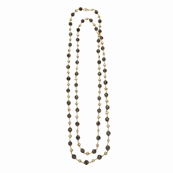 Long necklace in yellow gold, garnets and pearls