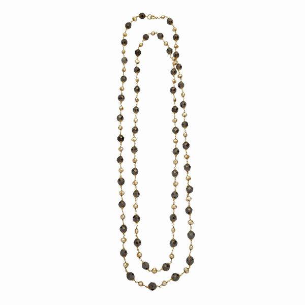 Lunga collana in oro giallo, granati e perle