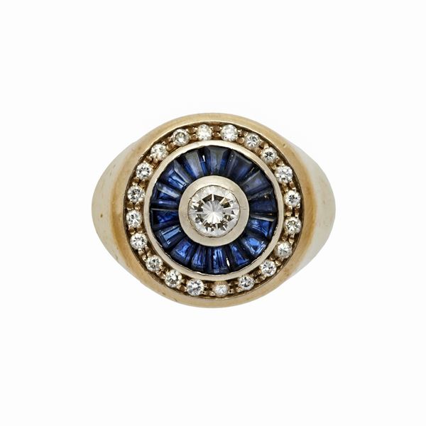 Anello in oro giallo, oro bianco, zaffiri e diamanti