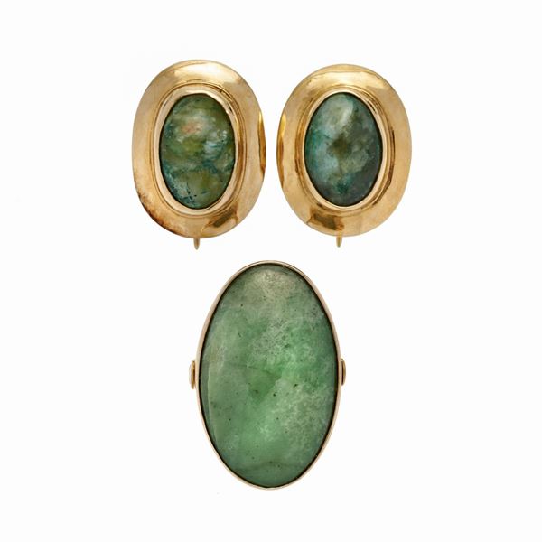 Pair of earrings and ring in yellow gold and jade green