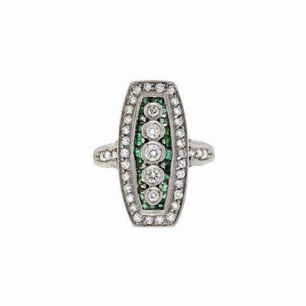 Anello in oro bianco, smeraldi e diamanti