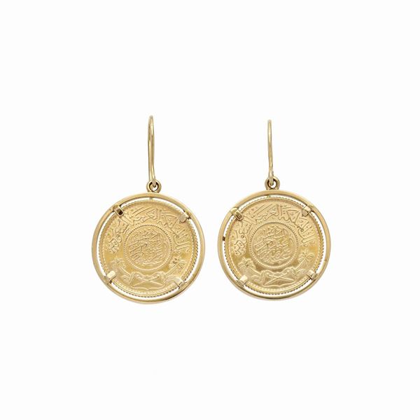 Pair of earrings in yellow gold with coins
