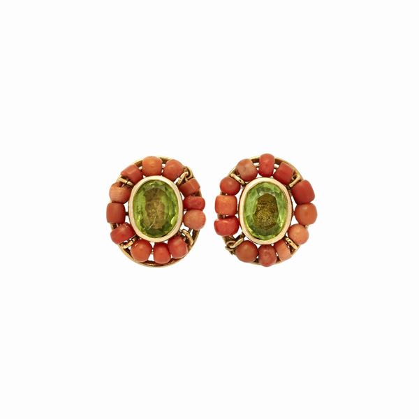 Pair OF earrings in yellow gold, red coral and green quartz