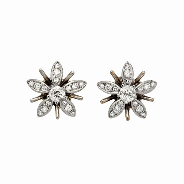 Paio di orecchini in oro bianco e diamanti  - Asta Gioielli Antichi, Moderni, di Design e Orologi - Curio - Casa d'aste in Firenze
