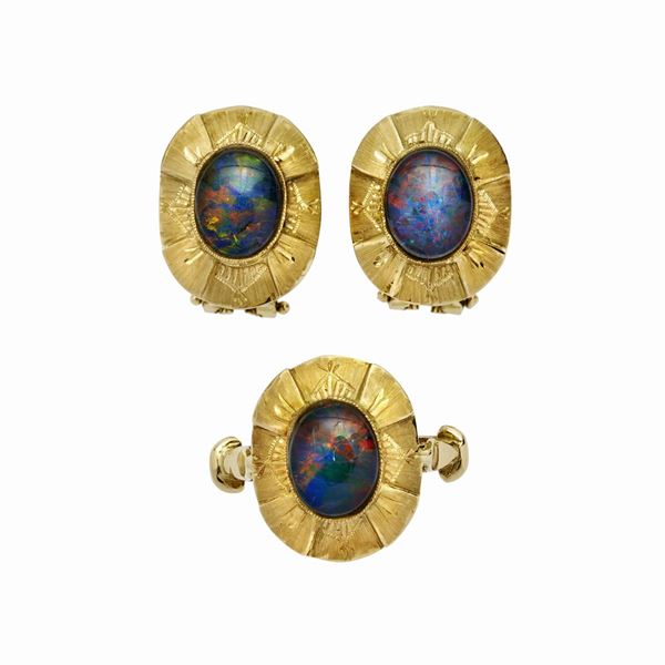 Paio di orecchini e anello in oro giallo e opale