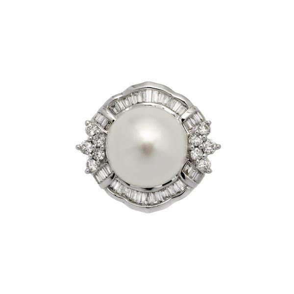 Anello in oro bianco, diamanti e perla coltivata