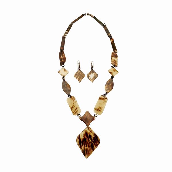 Lunga Collana e orecchini in tartaruga  - Asta Gioielli Antichi, Moderni, di Design e Orologi - Curio - Casa d'aste in Firenze