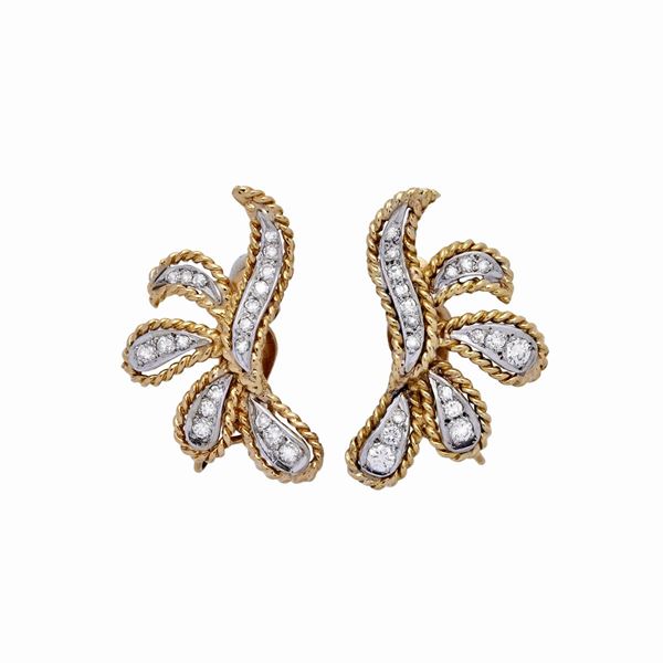 Paio di orecchini in oro giallo, oro bianco e diamanti  - Asta Gioielli Antichi, Moderni, di Design e Orologi - Curio - Casa d'aste in Firenze