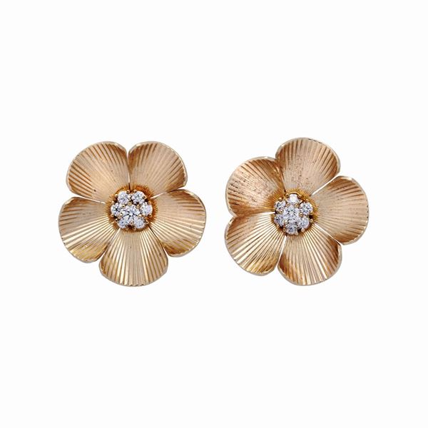 Pair of earrings in yellow gold and diamonds