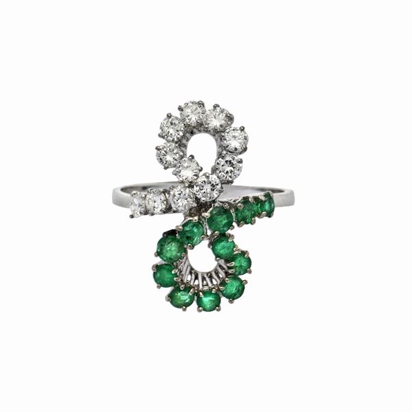 Anello in oro bianco, smeraldi e diamanti