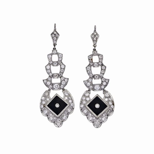 Earrings in white gold, diamonds and onyx plates