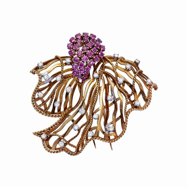Brooch in yellow gold, rubies and diamonds