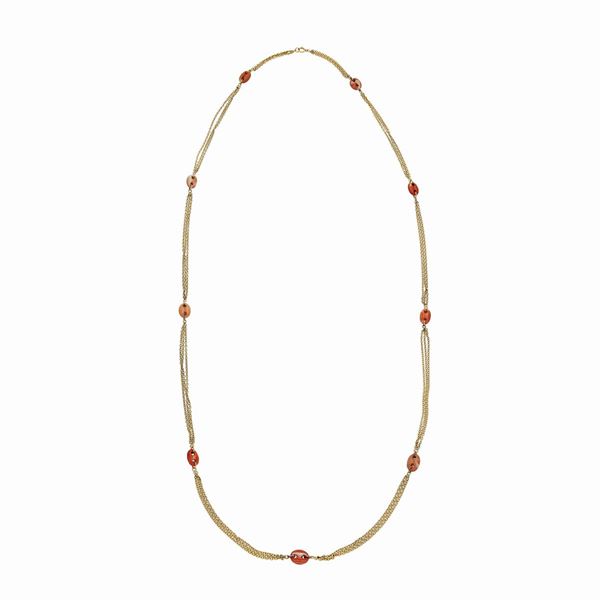 Long necklace in yellow gold and pink coral