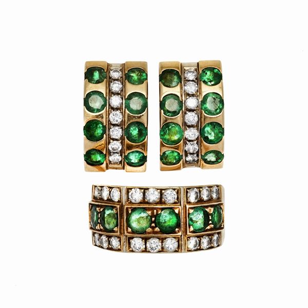 Pair of earrings and ring in yellow gold, diamonds and emeralds