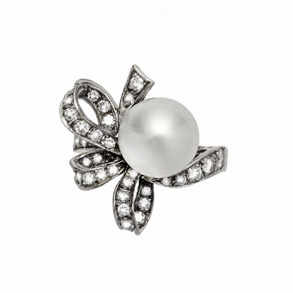 Anello in oro bianco, diamanti e perla