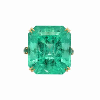 Importante Anello in Oro Giallo, Diamanti e Smeraldi