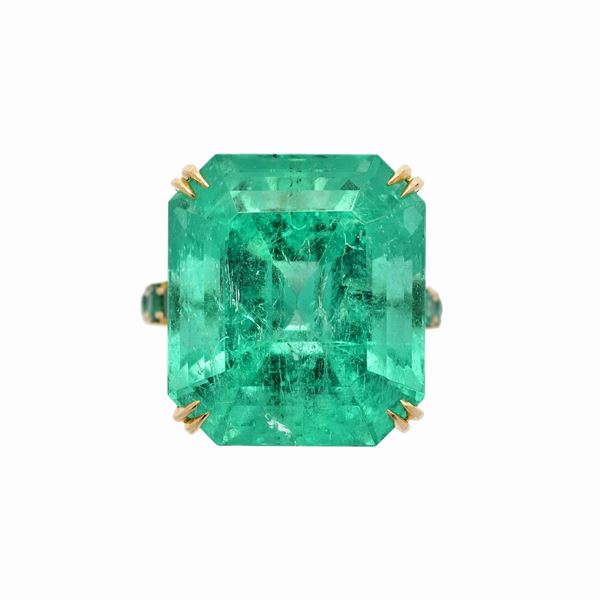 Important ring in yellow gold, diamonds and emeralds