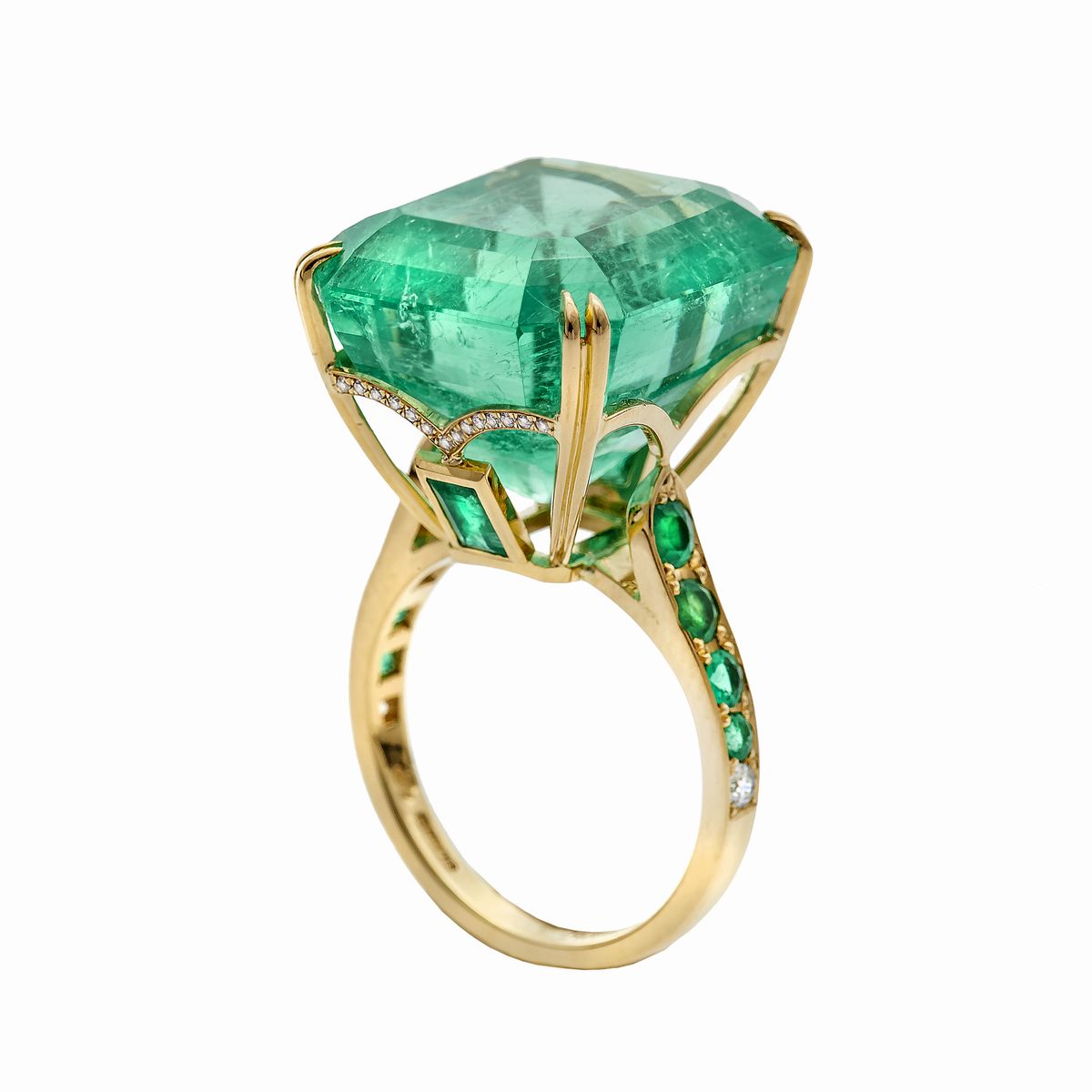 Importante Anello in Oro Giallo, Diamanti e Smeraldi