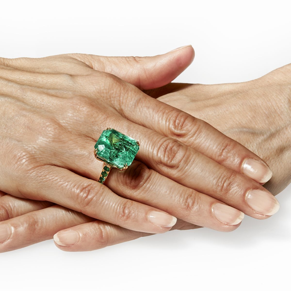Importante Anello in Oro Giallo, Diamanti e Smeraldi