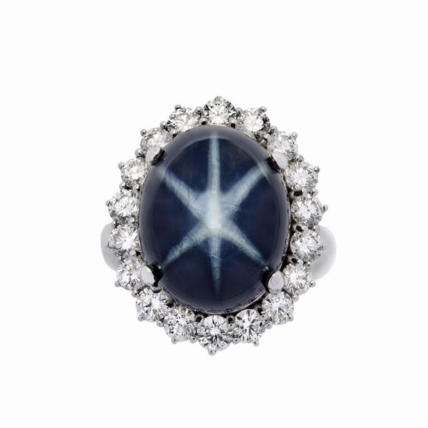 Anello in oro bianco, diamanti e zaffiro stellato