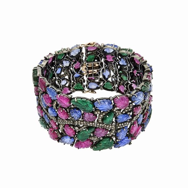 Bracelet with diamonds brown and engraved stones