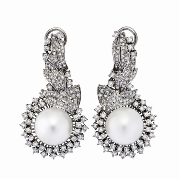 Paio di orecchini in oro bianco, diamanti e perle australiane