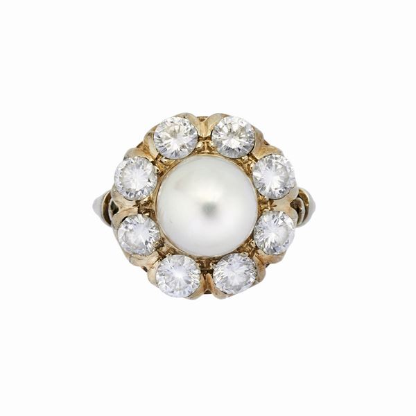 Anello in oro bianco, diamanti e perla