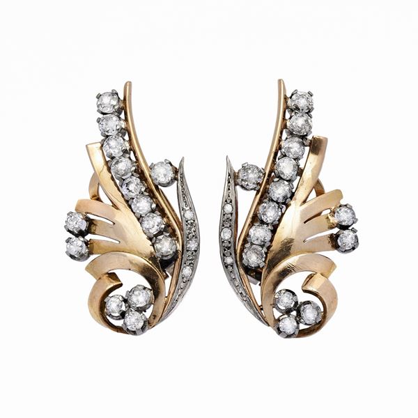 Pair of yellow gold earrings and diamonds