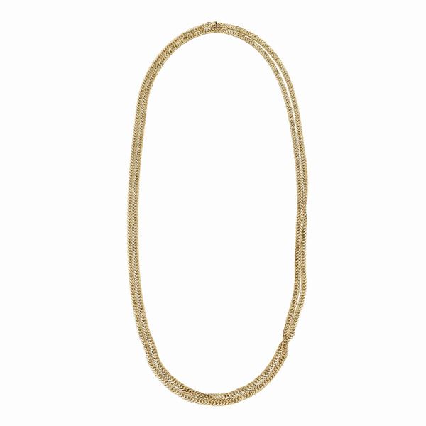 Long necklace in yellow gold