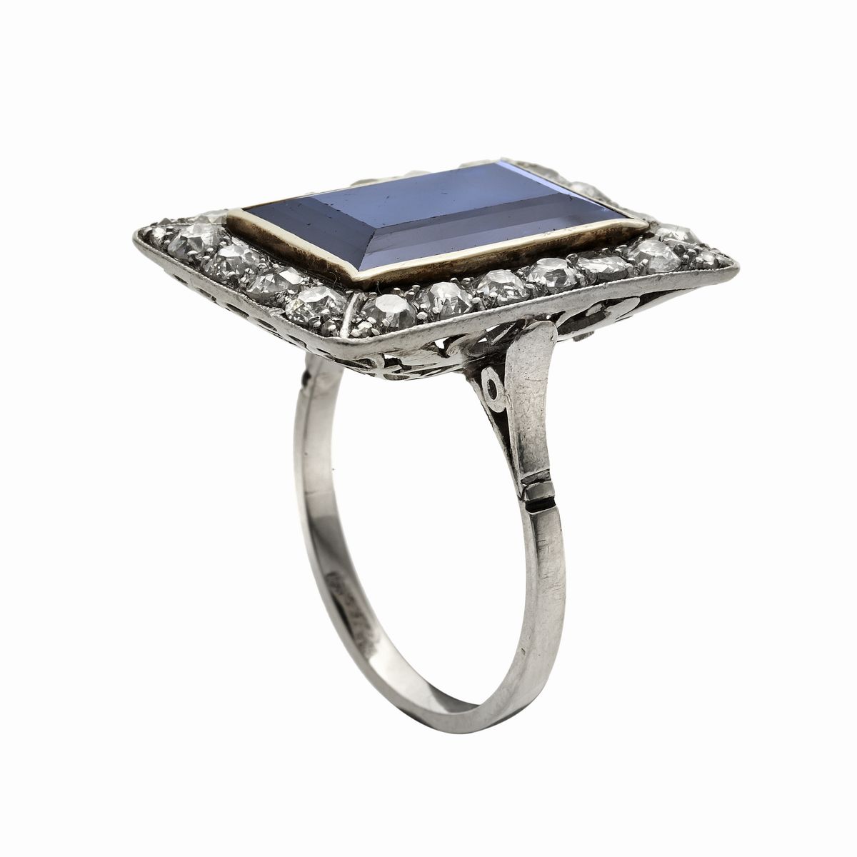 Anello in Platino, Diamanti e Zaffiro