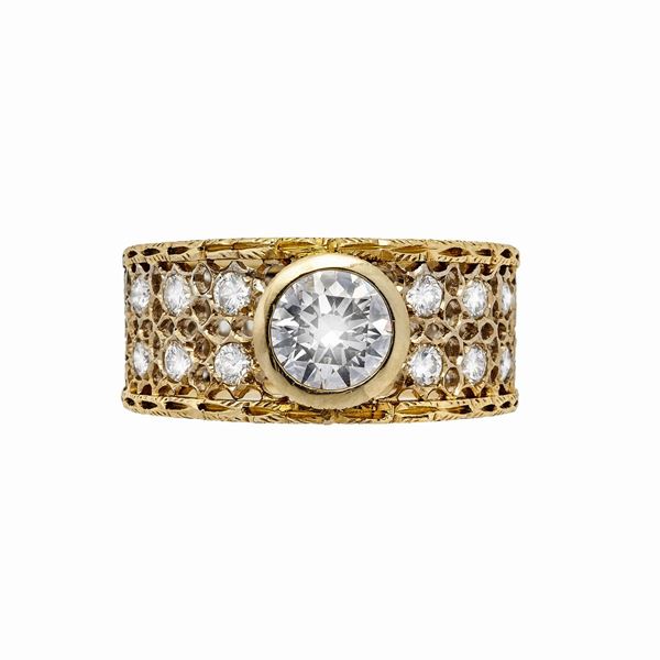 Yellow gold ring and diamonds