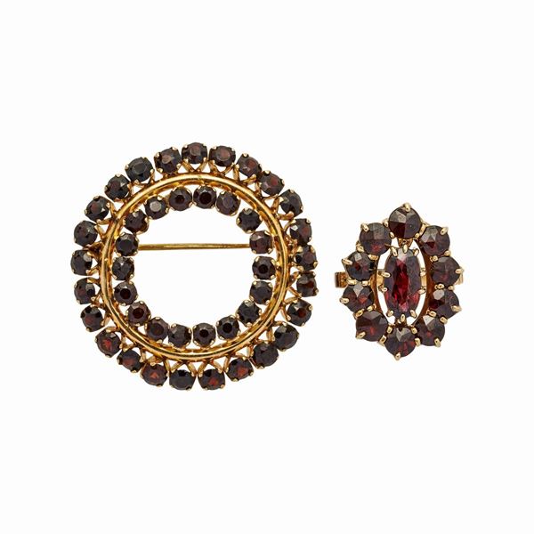 Brooch and ring in yellow gold and garnets