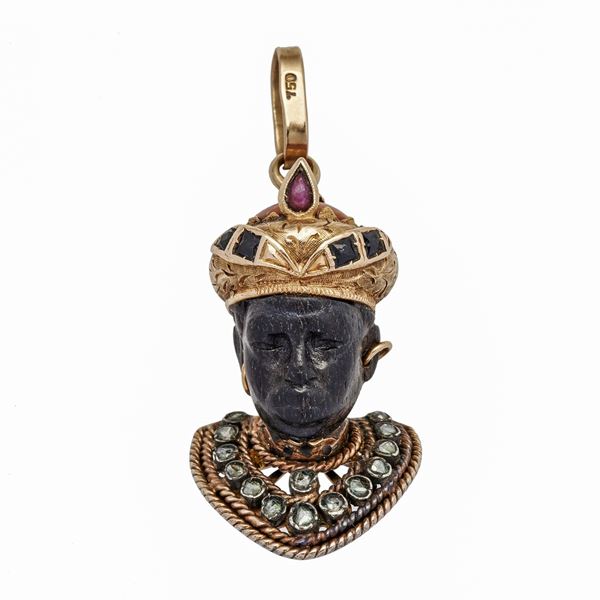 Pendente in oro giallo, rubini, corallo, onice e quarzi  - Auction Antique Jewelry, Modern and Watches - Curio - Casa d'aste in Firenze