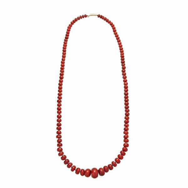Yellow gold necklace, red coral