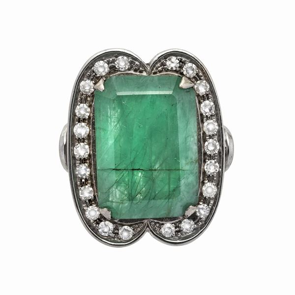 Anello in oro bianco, diamanti e radice di smeraldo