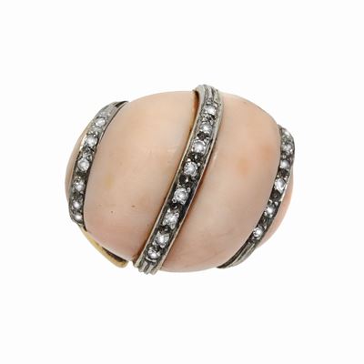 Anello in Oro Giallo, Diamanti e Corallo Pelle D'angelo
