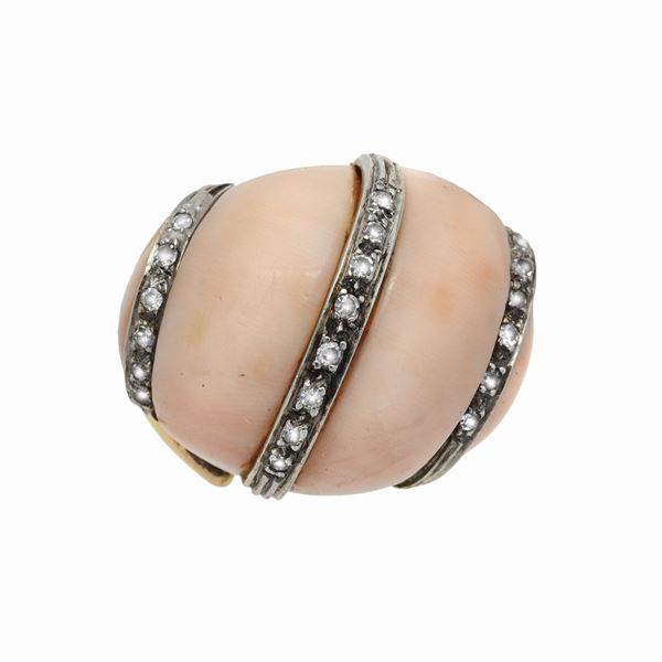 Yellow gold ring, diamonds and coral angel skin