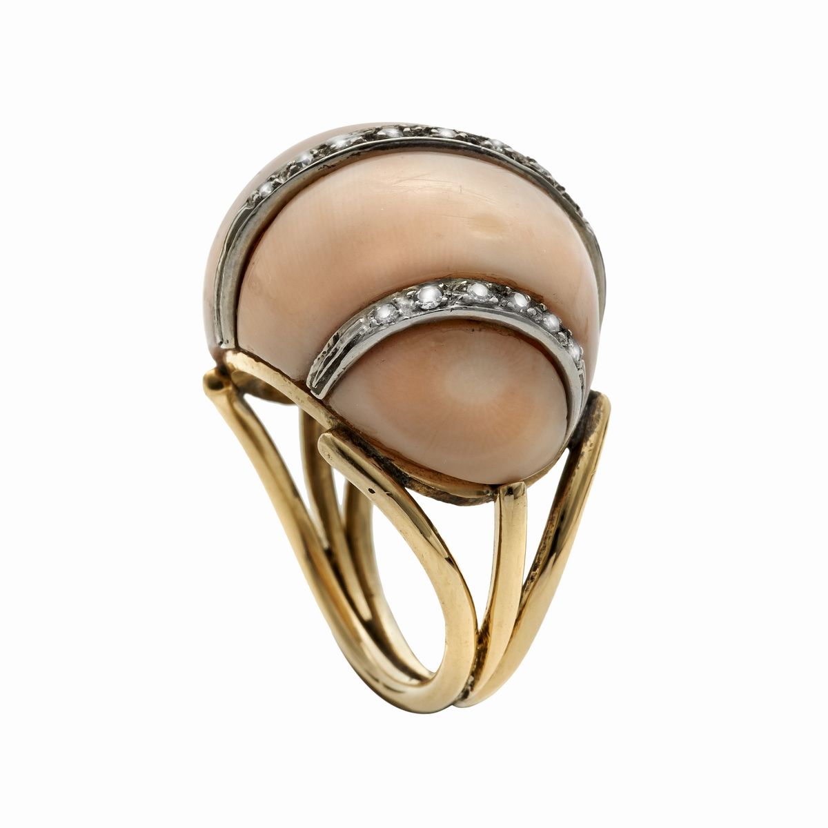 Anello in Oro Giallo, Diamanti e Corallo Pelle D'angelo