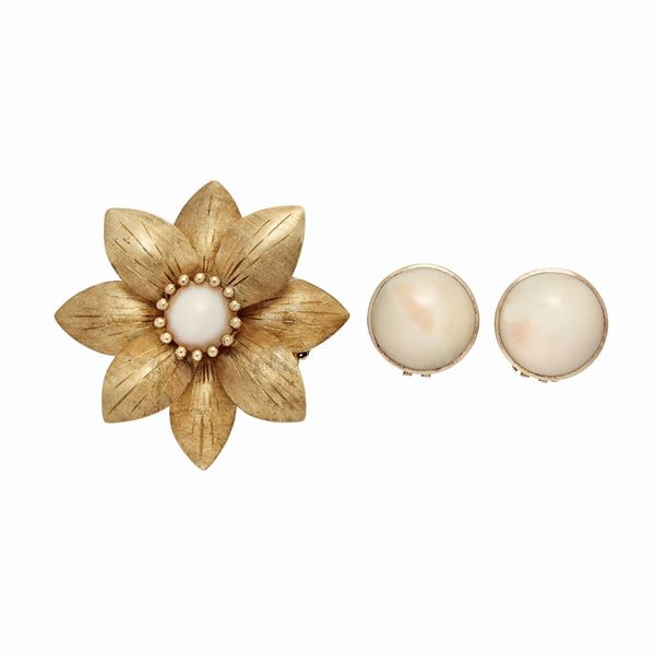 Pair of yellow gold earrings and gold brooch and coral angel skin  - Auction Antique Jewelry, Modern and Watches - Curio - Casa d'aste in Firenze