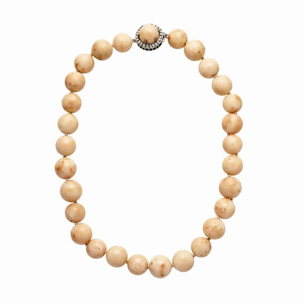 Collana in oro bianco, diamanti e corallo pelle d'angelo