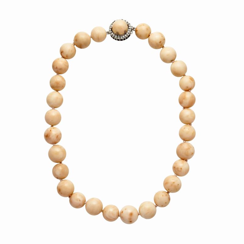 Collana in Oro Bianco, Diamanti e Corallo Pelle D'angelo