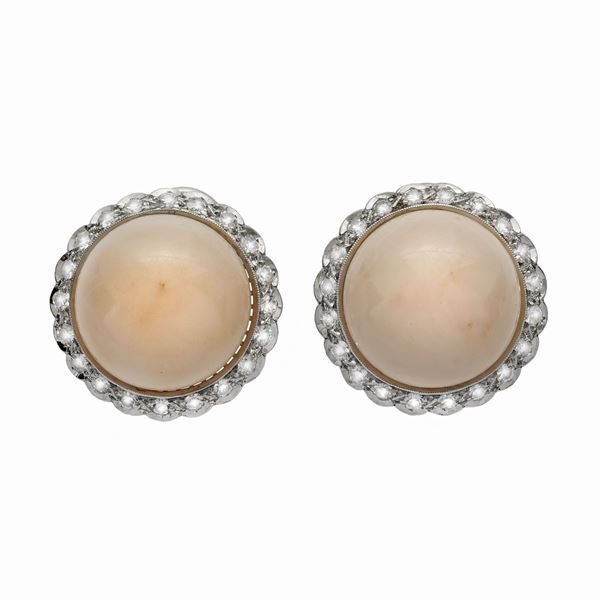 Paio di orecchini in oro bianco, diamanti e pelle d'angelo